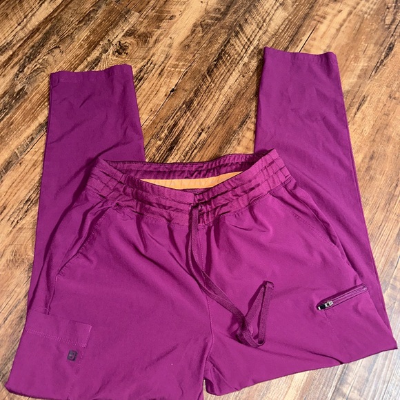 Maroon scrub set - Picture 2 of 3